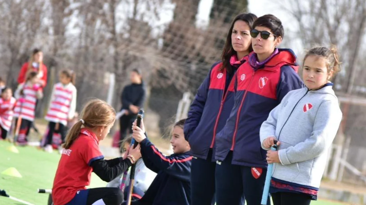Día del Profesor y la Profesora de Educación Física: Yanina y Liz, una vida dedicada a hockey
