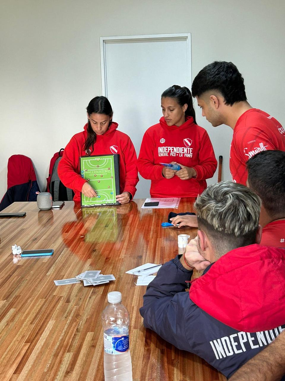 Día del Profesor y la Profesora de Educación Física: Yanina y Liz, una vida dedicada a hockey