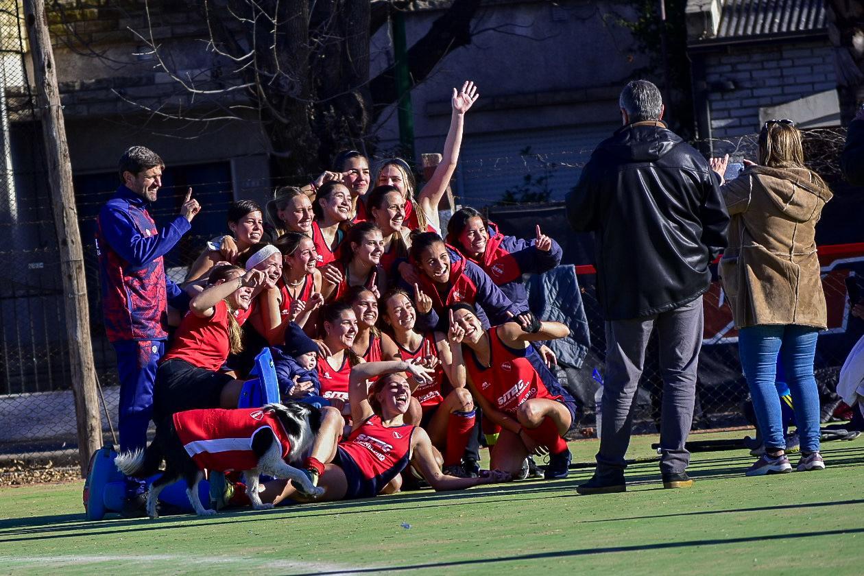 Día del Profesor y la Profesora de Educación Física: Yanina y Liz, una vida dedicada a hockey