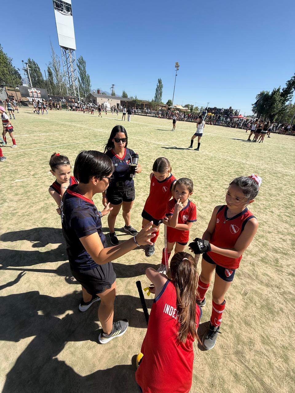 Día del Profesor y la Profesora de Educación Física: Yanina y Liz, una vida dedicada a hockey