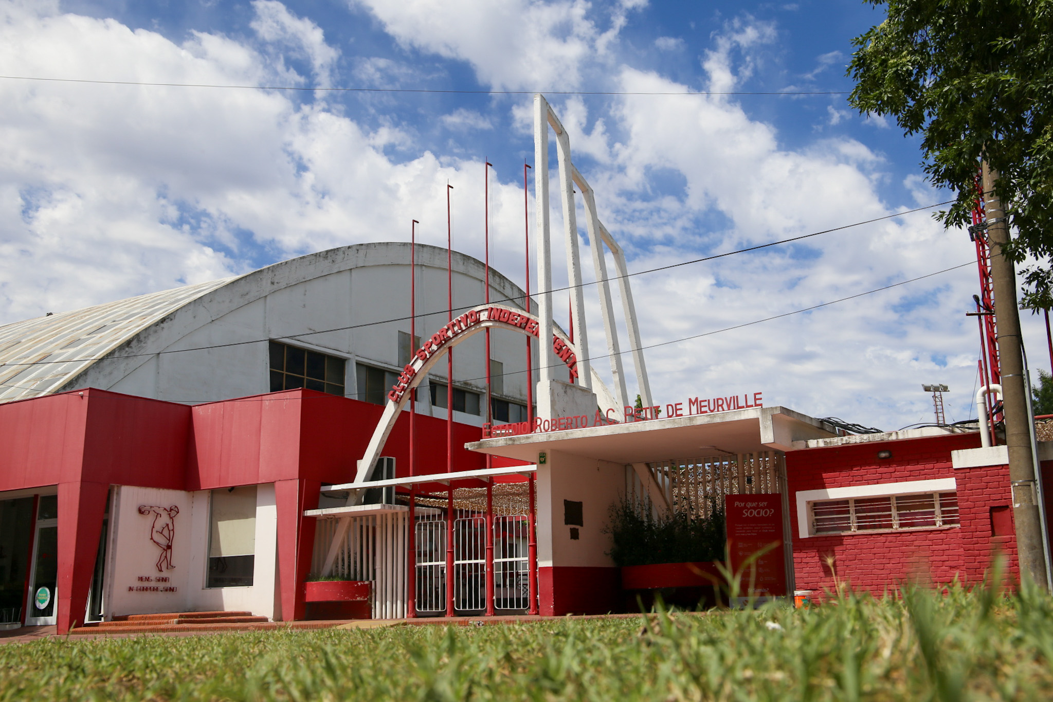 Entrada del Club Sportivo Independiente.